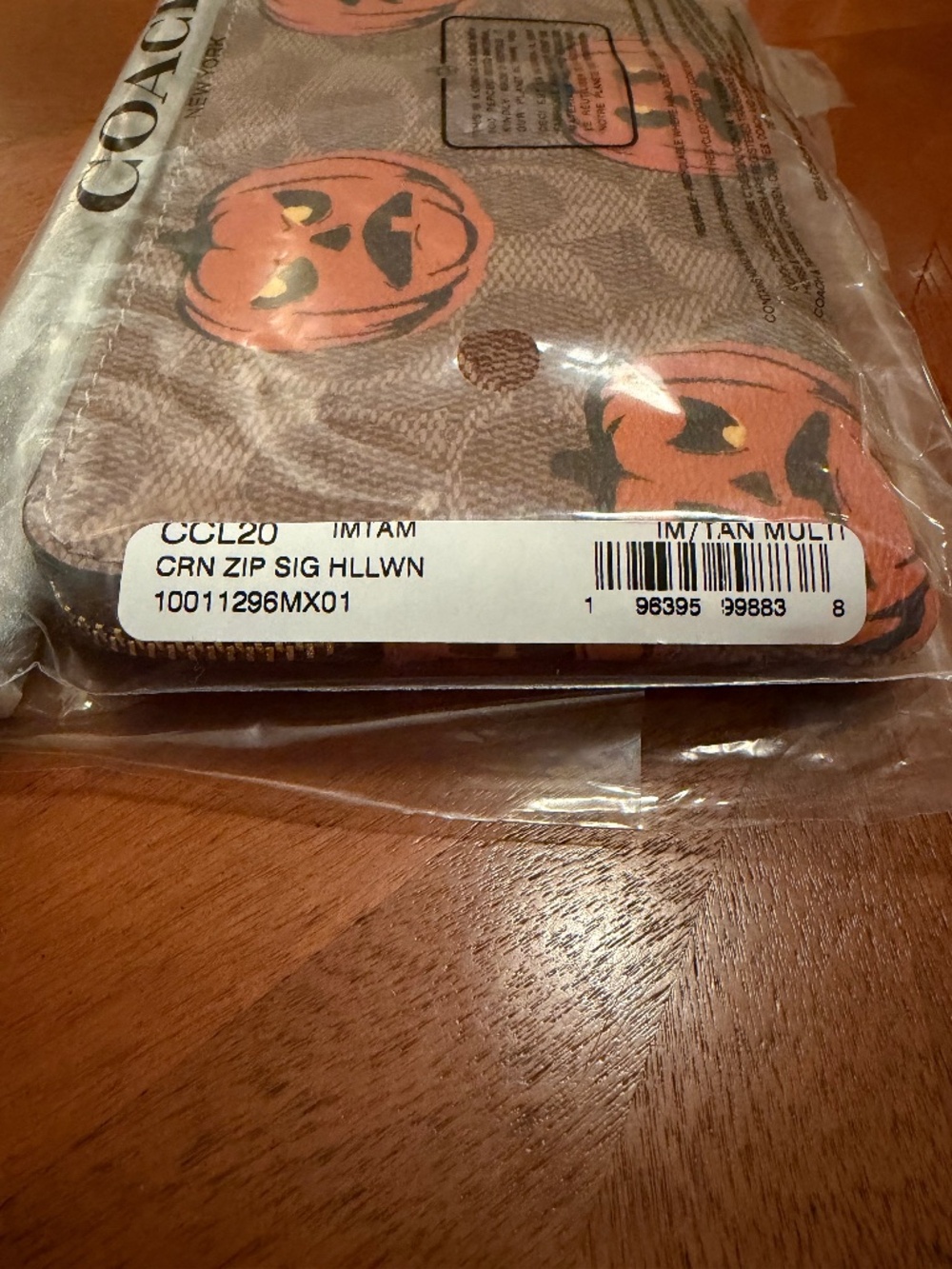 ๐ COACH HALLOWEEN Pumpkin Wristlet - NWT - Picture 3 of 8